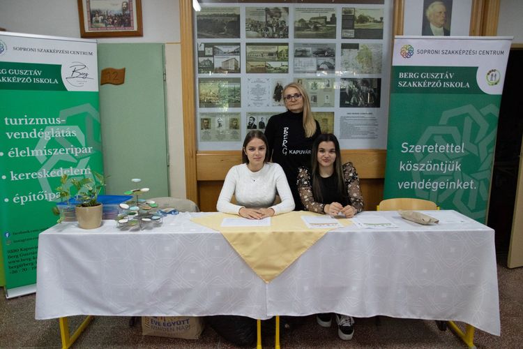 LEZAJLOTT ISKOLÁNKBAN A SZAKMÁK DÉLELŐTTJE