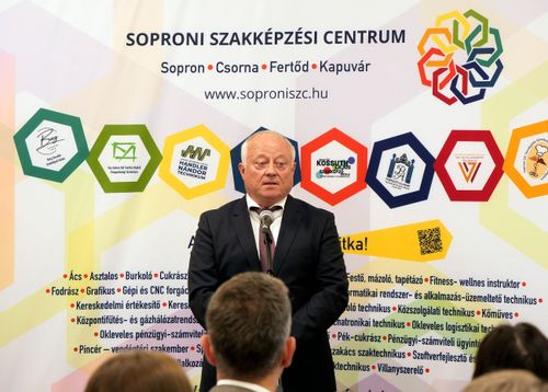AKIKRE BÜSZKÉK VAGYUNK